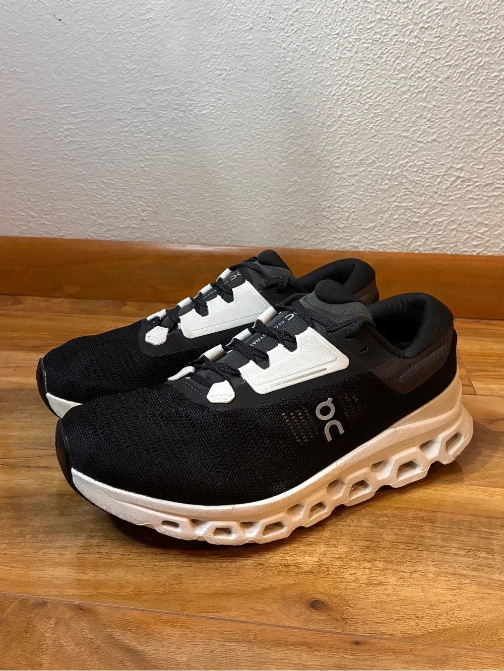On Cloud Women’s Cloudstratus 3 Athletic Running Shoes, black/white- size 8